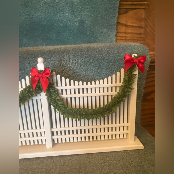 Vintage Byer’s Choice Picket Fence with garland 20”x 7” Great background display - Picture 2 of 6